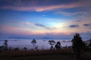 landskap dimma i morgon- soluppgång på sväng salang luang nationell parkera Phetchabun, Tung slang luang är gräsmark savann i thailand foto