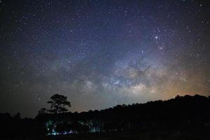 mjölkig sätt galax och silhuett av träd med moln på phu hin rong kla nationell park, phitsanulok thailand foto