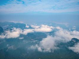 skön se på tianmen berg med klar himmel i zhangjiajie stad china.tianmen berg de resa destination av hunan zhangjiajie stad Kina foto