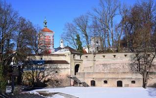 de historisk utomhus skede i Augsburg i vinter, i främre av de röd Port och de vatten torn, som är del av de värld kulturell arv. foto