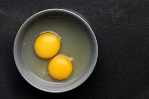 två rå ägg foto
