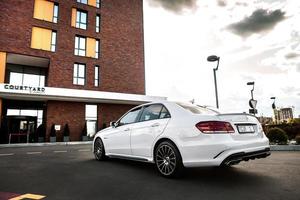 chisinau, moldavien, juni 02, 2020. mercedes-benz klubb festival i moldavien. mercedes-benz e klass w 212. amg e 63. redaktionell Foto. foto