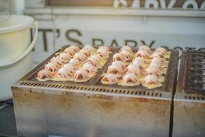 jätte bläckfisk takoyaki matlagning på tako spis.takoyaki de känd japan gata mat foto