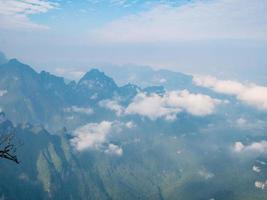 skön se på tianmen berg med klar himmel i zhangjiajie stad china.tianmen berg de resa destination av hunan zhangjiajie stad Kina foto