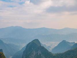 skön landskap se från tianmen berg med klar himmel i zhangjiajie stad china.tianmen berg de resa destination av hunan zhangjiajie stad Kina foto