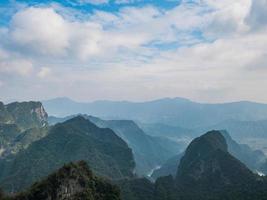 skön landskap se från tianmen berg med klar himmel i zhangjiajie stad china.tianmen berg de resa destination av hunan zhangjiajie stad Kina foto