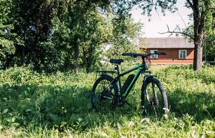 elcykel på sommaren på en solig dag. e-bike är ett modernt hybridfordon foto