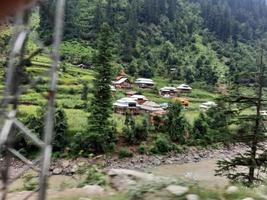 Kashmir, Pakistan, aug 2022 - kashmir är de mest skön område i de värld som är känd för dess grön dalar, skön träd, hög bergen och strömmande fjädrar. foto