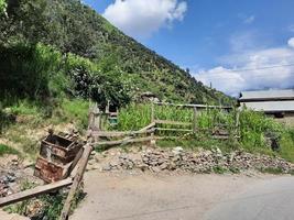 Kashmir, Pakistan, aug 2022 - kashmir är de mest skön område i de värld som är känd för dess grön dalar, skön träd, hög bergen och strömmande fjädrar. foto