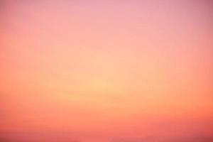 skön orange moln och solljus på de morgon- perfekt himmel för de bakgrund, bakgrund, banner foto