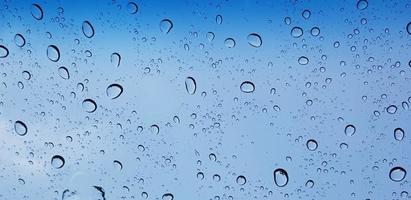 vatten droppar perspektiv genom fönster glas yta mot blå himmel Bra för multimedia innehåll foto