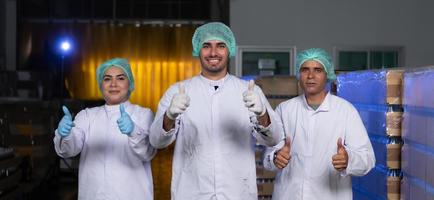 en team av vetenskapsmän på de frukt juice fabrik skaffa sig redo för de dagen arbete till kolla upp de kvalitet av de Produkter foto