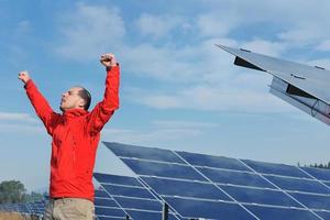 manlig sol- panel ingenjör på arbete plats foto