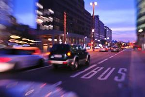stad natt med bilar rörelse suddig ljus i upptagen gata foto