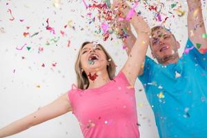 romantisk ung par fira fest med konfetti foto