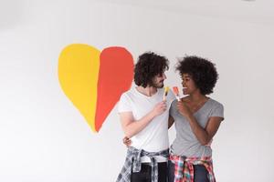 par med målad hjärta på vägg foto