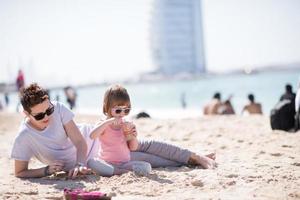 mamma och dotter på de strand foto