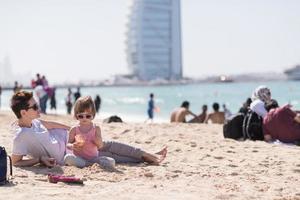 mamma och dotter på de strand foto