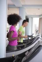 människor motionera en konditionsträning på löpband i Gym foto