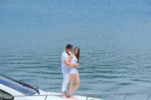 ung par på Yacht foto