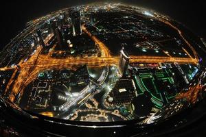 panorama av ner stad dubai stad på natt foto