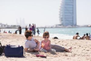 mamma och dotter på de strand foto