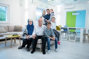 porträtt av Lycklig modern muslim familj foto