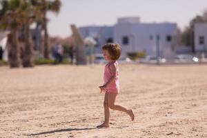 liten söt flicka på strand foto