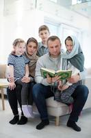 porträtt av ung Lycklig modern muslim familj foto