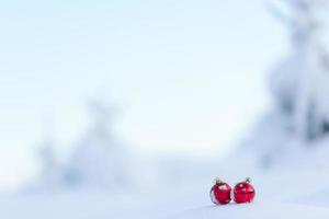 röd jul bollar i färsk snö foto