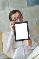 kvinna använder sig av läsplatta pc på Hem foto