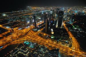 panorama av ner stad dubai stad på natt foto