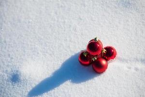 röd jul boll i färsk snö foto