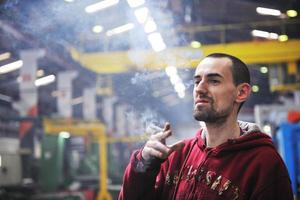 industri arbetstagare rök cigarett foto
