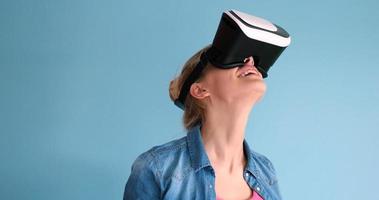 kvinna använder sig av vr headsetet glasögon av virtuell verklighet foto