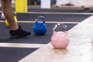 idrottare håller på med övningar med kettlebells foto