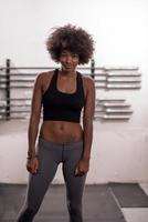 svart kvinna efter en träna på de Gym foto