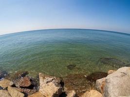 landskap sommar front fisheye vy tropiskt hav strand blå vit sand himmel bakgrund lugn natur hav vacker våg vatten resor nang ram strand östra thailand chonburi exotisk horisont. foto