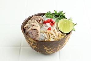 vietnamese pho nötkött nudel soppa skål med vegetabiliska foto