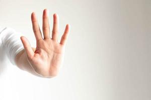 kvinna gestikulerar en hand som visar fem fingrar menande sluta och varning till do inte do något. foto