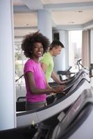 människor motionera en konditionsträning på löpband i Gym foto