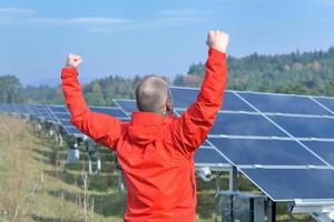 manlig sol- panel ingenjör på arbete plats foto