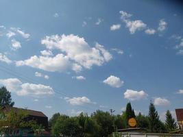 sommar moln mot de blå himmel foto