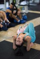 ung idrottare kvinna liggande på de golv och avkopplande foto