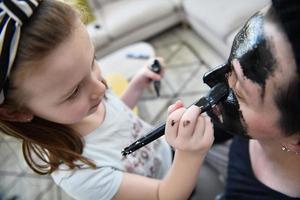 mor och dotter på Hem framställning ansiktsbehandling mask skönhet behandling foto