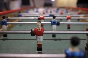 statyett av ett extra lång foosball tabell eller tabell fotboll foto