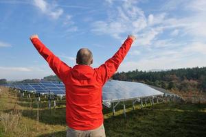 manlig sol- panel ingenjör på arbete plats foto