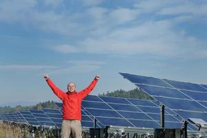 manlig sol- panel ingenjör på arbete plats foto