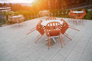 restaurang tabeller och stolar på utomhus- Sammanträde på restaurang under coronavirus pandemi foto