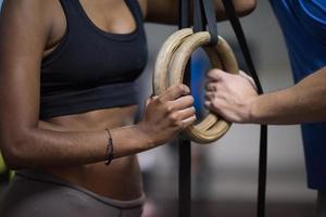 porträtt av multietnisk par efter träna på Gym foto